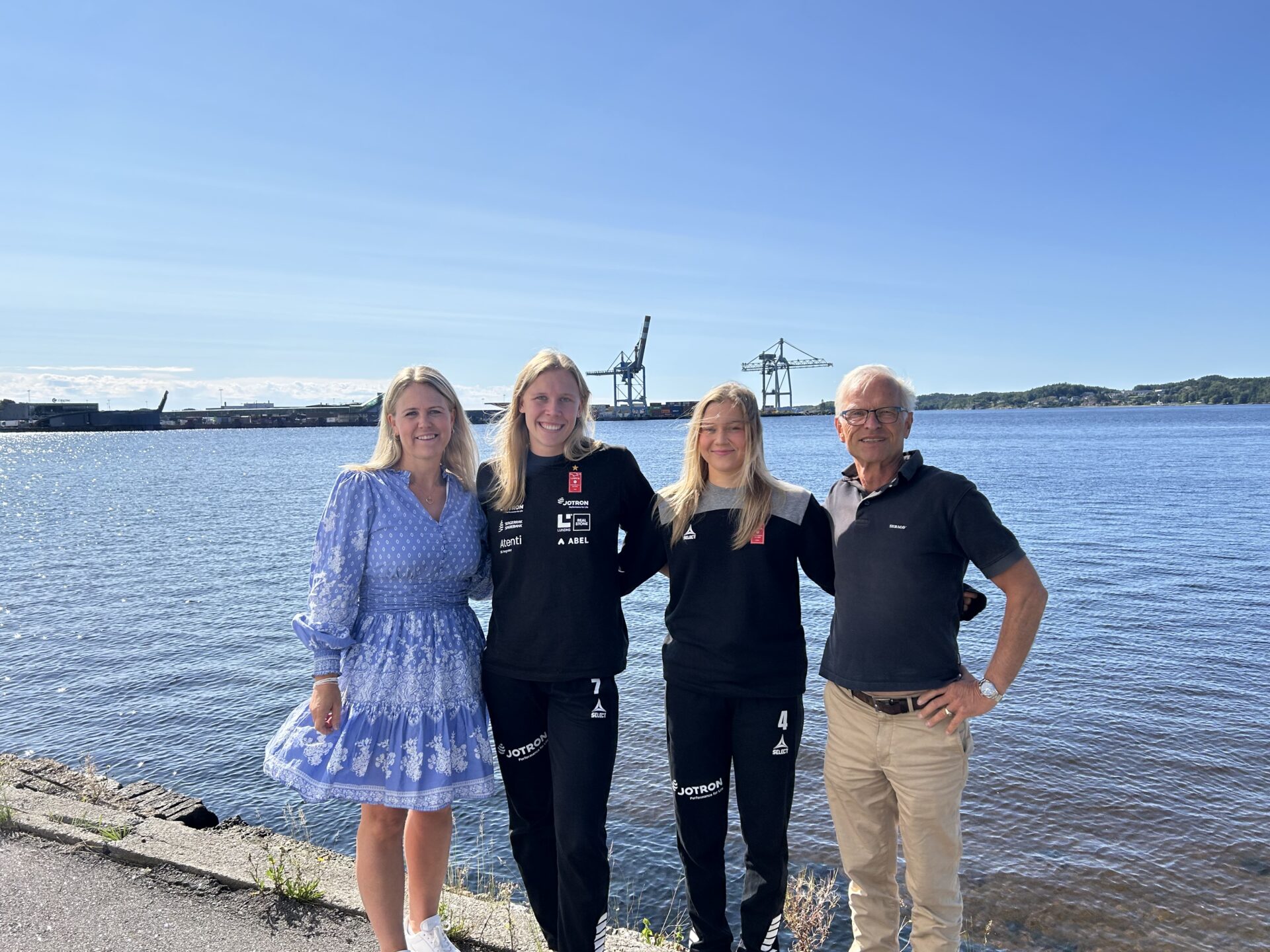 Markedssjef Beate Palmgren, Sara Berg, Charlotte Iversen og Havnedirektør Jan Fredrik Jonas foran Larvik Havn.